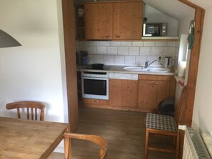 Jääkaappi, mikroaaltouuni, uuni, astianpesukone