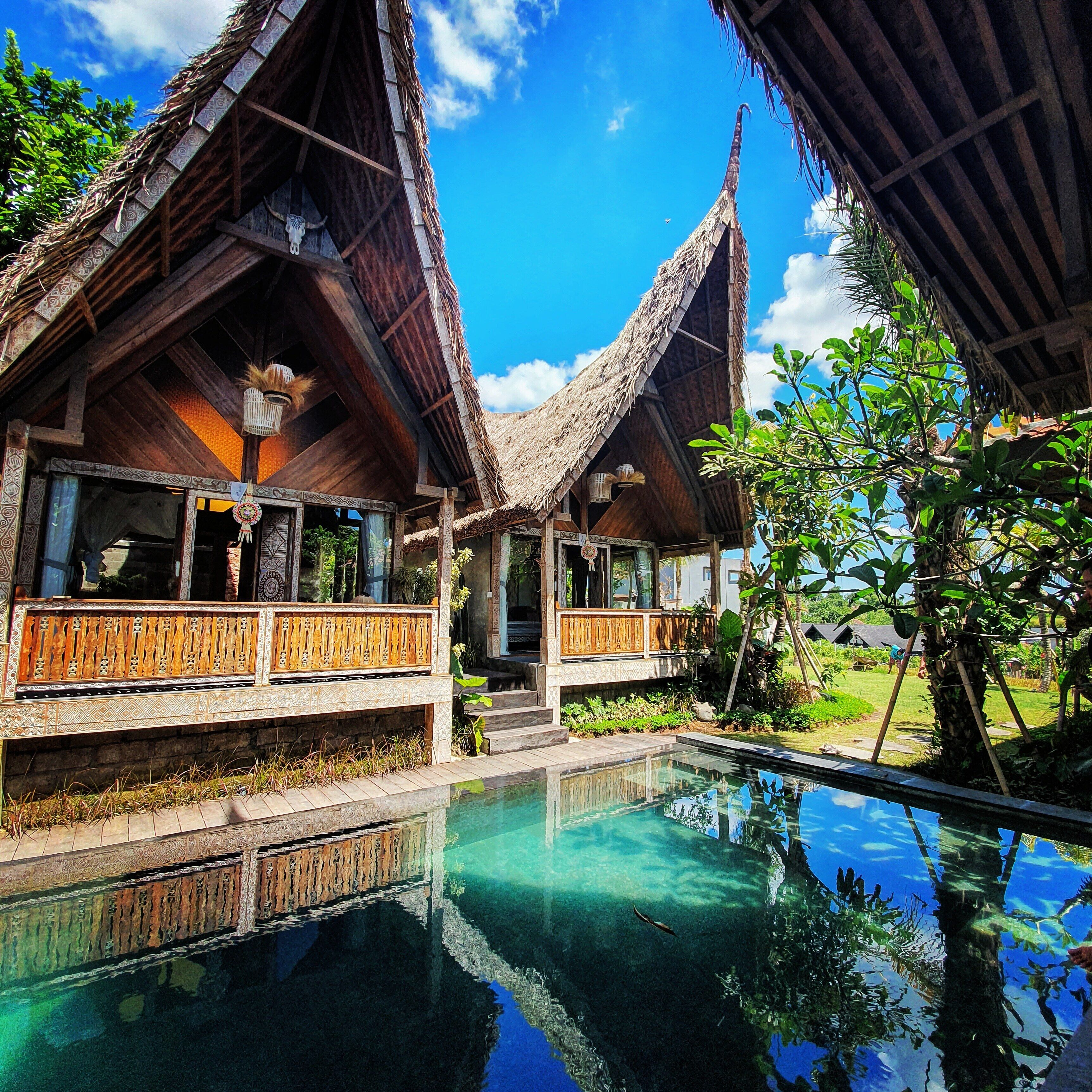 Una piscina al aire libre