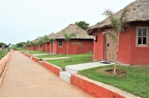 Deluxe Cottage | Room service – dining - Deshawar Resort (Bayad)