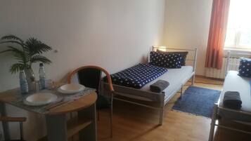 Apartamento, 2 habitaciones (White) | Escritorio, wifi gratis, ropa de cama