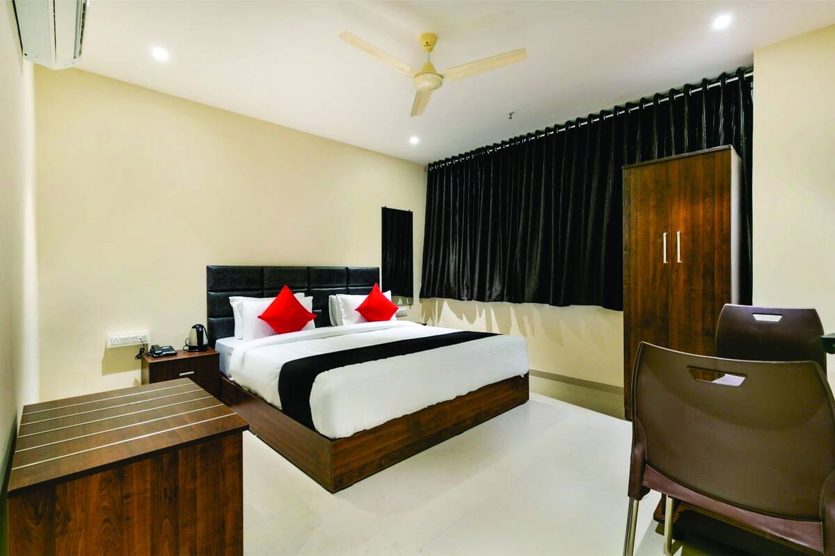 Premium Room | Laptop workspace, WiFi (free), bed sheets