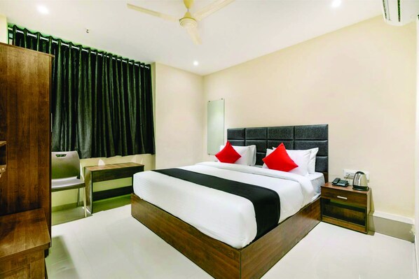 Habitación Deluxe | Espacio para trabajar con un portátil, wifi gratis, ropa de cama