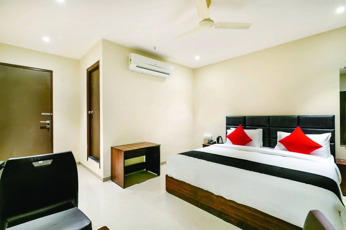 Deluxe Room | Laptop workspace, WiFi (free), bed sheets