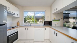 Microondas, horno, placa de cocina, lavavajillas