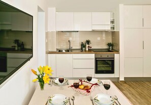 Fridge, oven, stovetop, cookware/dishes/utensils