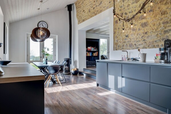 Four à micro-ondes, un four, surface de cuisson, lave-vaisselle