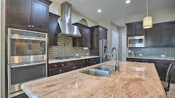 Fridge, microwave, stovetop, dishwasher