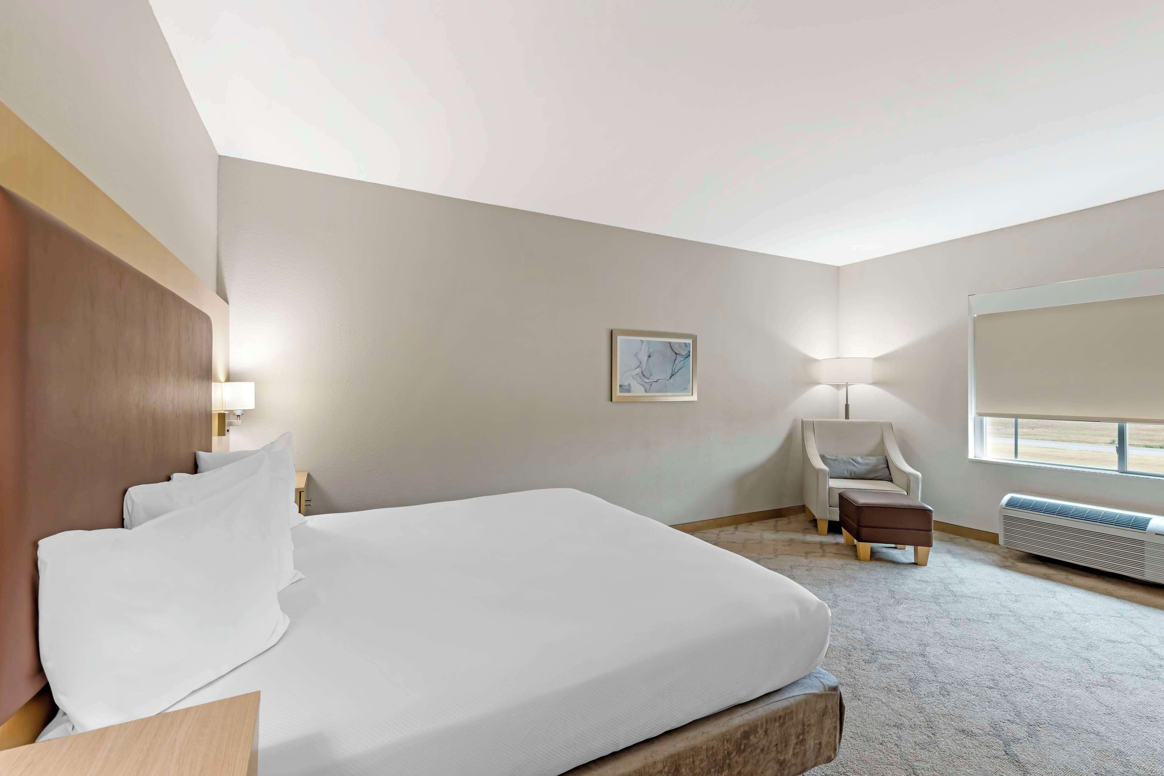 standard room, 1 king bed, non smoking, refrigerator & microwave | desk, laptop workspace, blackout curtains, iron/ironing board