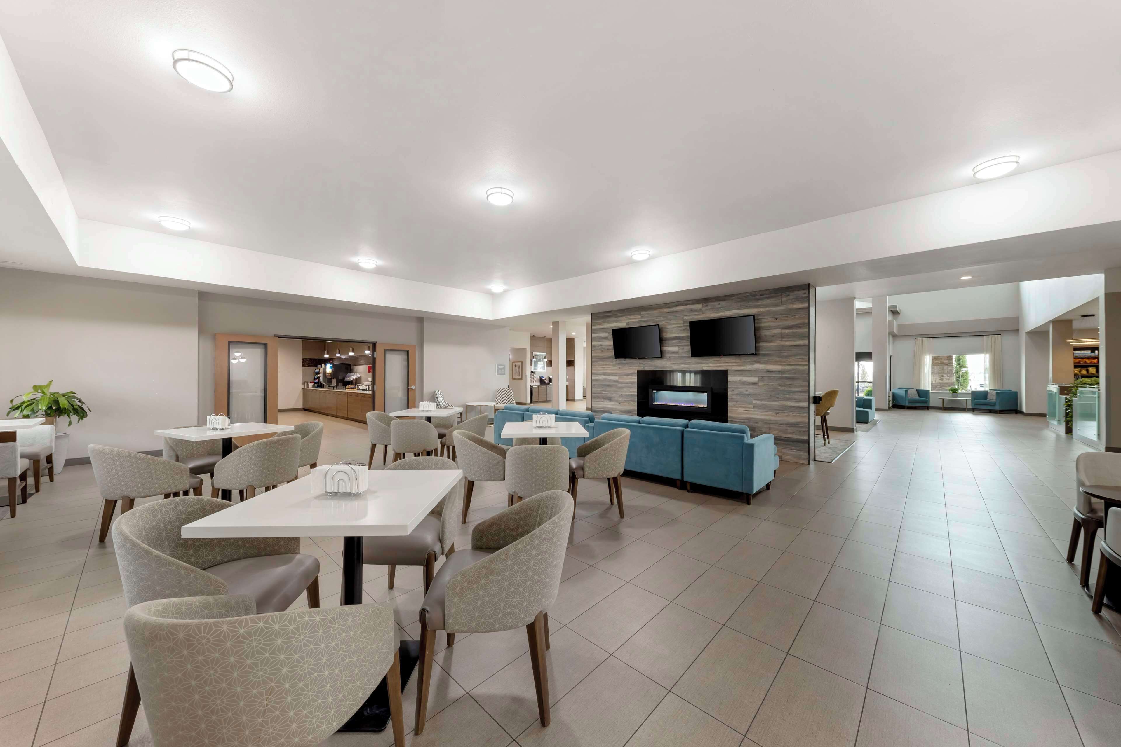 朝食 (フル ブレックファスト)、毎日提供 (無料)