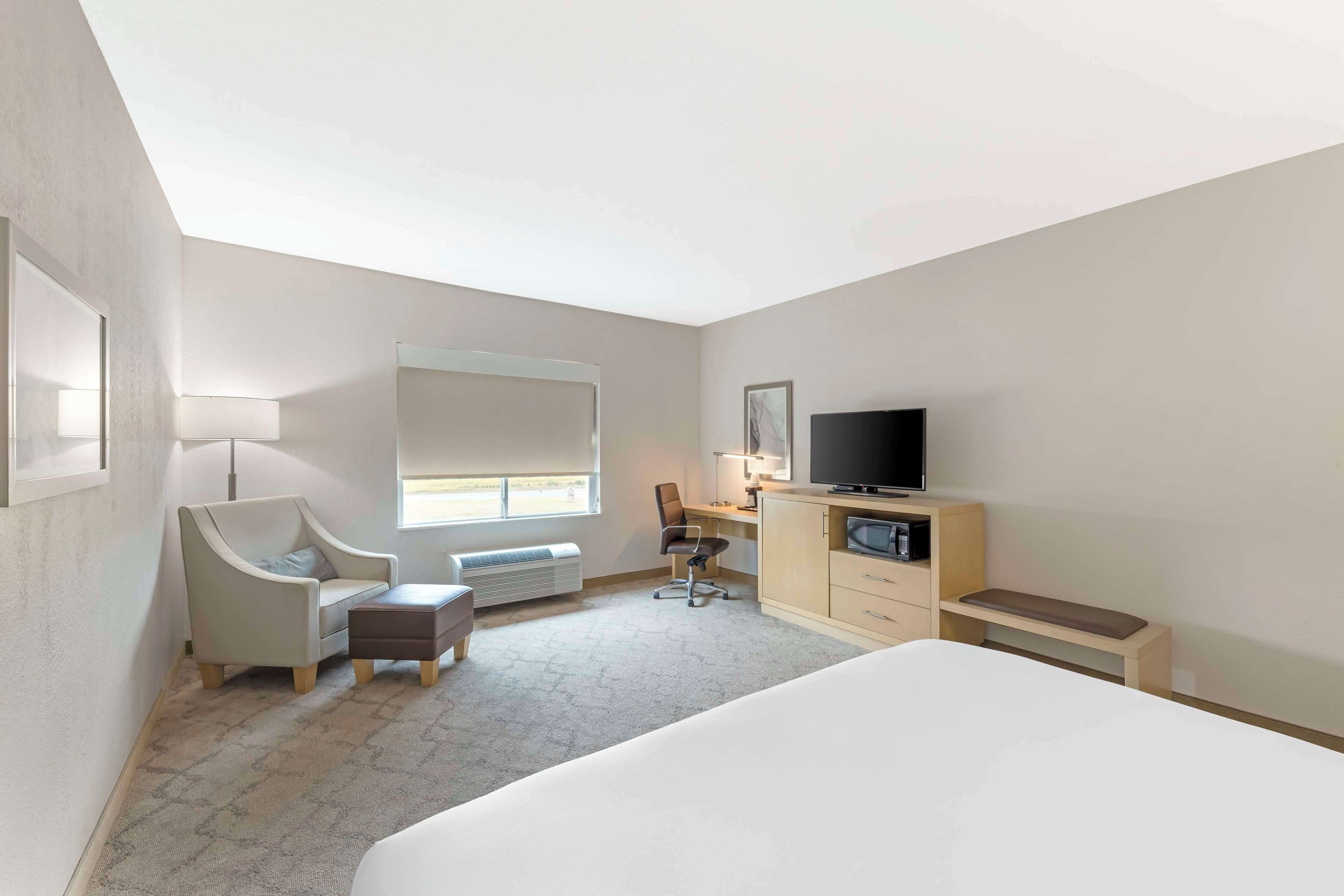 standard room, 1 king bed, non smoking, refrigerator & microwave | desk, laptop workspace, blackout curtains, iron/ironing board