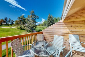 Outdoor dining - Three-level townhome on golf course near slopes with hot tub, pool, sauna (Sun Valley)