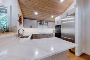 Fridge, microwave, oven, stovetop - Three-level townhome on golf course near slopes with hot tub, pool, sauna (Sun Valley)