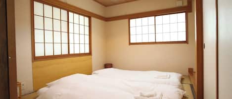 4 makuuhuonetta, silitysrauta/-lauta, ilmainen Wi-Fi, vuodevaatteet