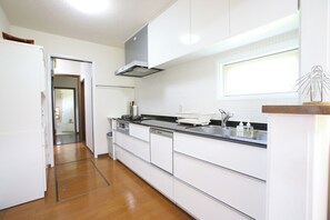 Fridge, microwave, stovetop, cookware/dishes/utensils - Sumi Villa Hakuba 4LDK 9person rental villa / Kitaazumi-gun Nagano (Kitaazumi-gun)
