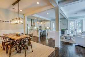 Dining - Spacious 2700 Sq Ft 30A Home - Golf Cart and 6 Bikes, Resort Pool - Life's a Beach in NatureWalk (Santa Rosa Beach)