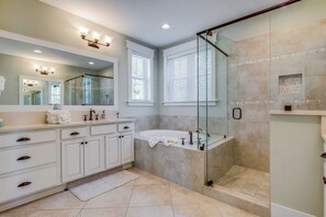 Shower, hair dryer, towels - Spacious 2700 Sq Ft 30A Home - Golf Cart and 6 Bikes, Resort Pool - Life's a Beach in NatureWalk (Santa Rosa Beach)