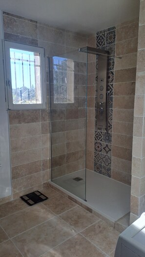 Bathtub, hair dryer, towels, toilet paper