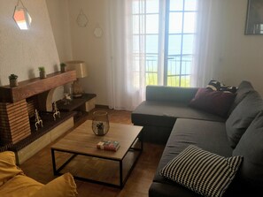 TV, fireplace - Villa CASAIOLA facing the sea (San-Martino-di-Lota)