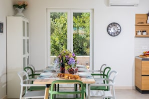 Dining - House Maro-infinty pool with splendid view (Brsečine)