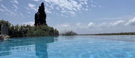 Piscina all'aperto, una piscina riscaldata