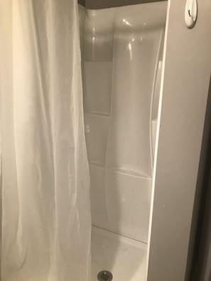 Ensemble douche/baignoire, serviettes fournies, savon, shampoing