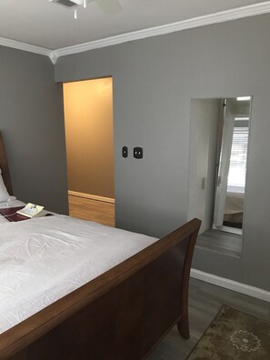 4 bedrooms, iron/ironing board, WiFi, bed sheets