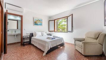 5 bedrooms, iron/ironing board, free WiFi, bed sheets