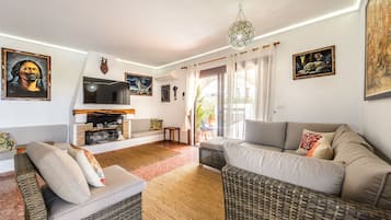 TV, fireplace