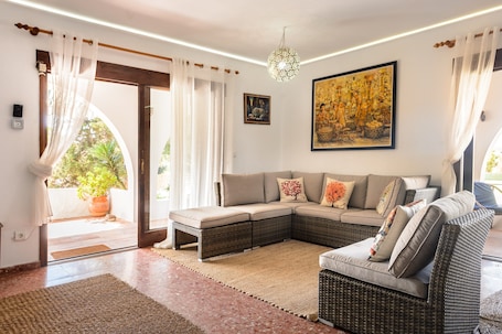 Fernseher, Kamin. Geräumiges Ferienhaus "Ca Nostra Ibiza" mit Pool, Garten und Terrasse