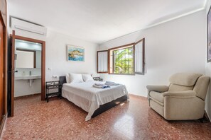 5 bedrooms, iron/ironing board, free WiFi, bed sheets