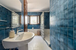 Shower, hair dryer, towels - Spacious Holiday Home “Ca Nostra Ibiza” with Pool, Garden and Terrace (Sant Josep de Sa Talaia)