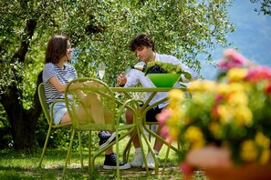 Outdoor dining - Elegant Top Floor Apartment "Salvia" with Mountain View & Balcony (Riva del Garda)