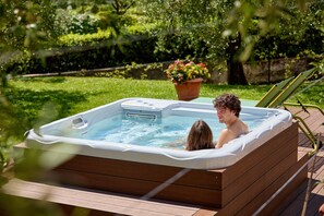 Outdoor spa tub - Elegant Top Floor Apartment "Salvia" with Mountain View & Balcony (Riva del Garda)
