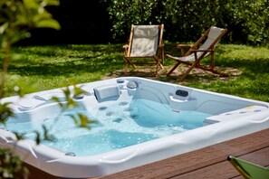 Outdoor spa tub - Elegant Top Floor Apartment "Salvia" with Mountain View & Balcony (Riva del Garda)
