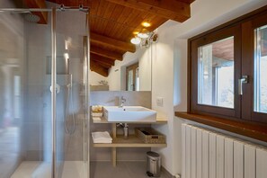 Chuveiro, chuveiro com efeito de chuva, secador de cabelo 