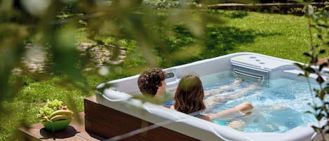 Outdoor spa tub