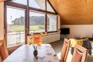 Dining - Attic Holiday Apartment “Haus Hasenweide” close to Lake Constance with Balcony (Überlingen-Deisendorf)