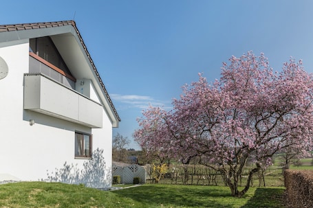 Property grounds. Attic Holiday Apartment “Haus Hasenweide” close to Lake Constance with Balcony
