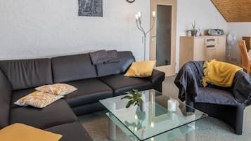 Fernseher, Tischtennisplatte, Stereoanlage