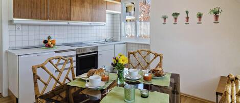 Fridge, oven, stovetop, coffee/tea maker