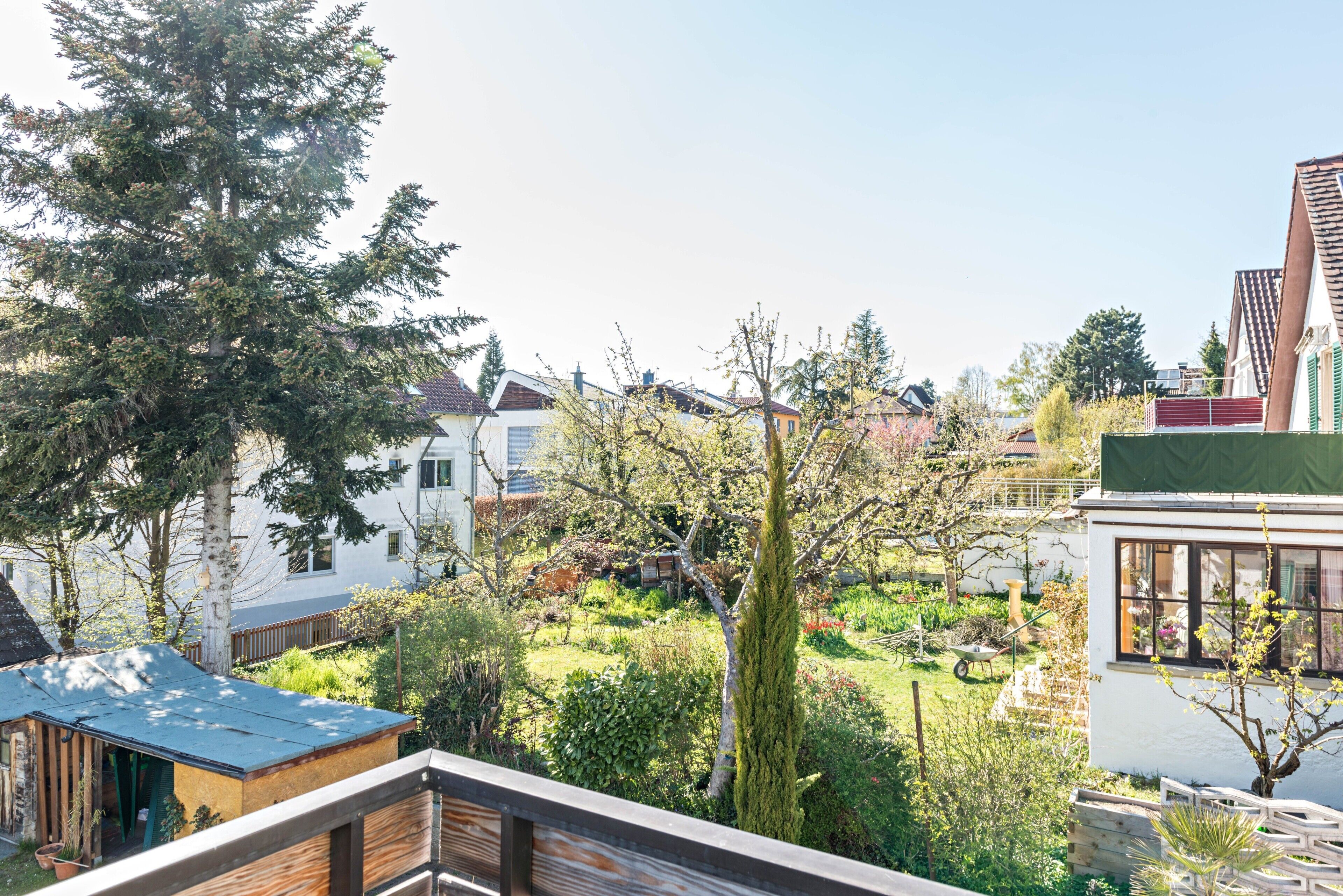 Ein Wohngebiet mit Häusern, einem Garten und Blick auf die Nachbarschaft.
