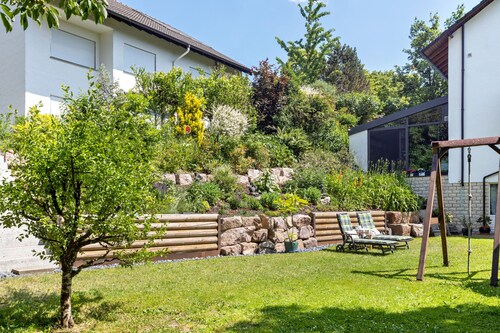 Gemütliche Dachgeschosswohnung "Haus am Mühlenbach" in schöner Lage mit WLAN, Terrasse und Garten; Parkplätze vorhanden