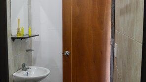 Shower, towels - Balcones de la Casona Hostel (Guatapé)