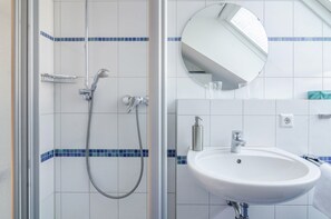 Shower, hair dryer, towels - Apartment "Roth" near Lake Constance with Lake View and Wi-Fi (Überlingen)