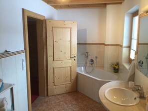 Hair dryer, towels, soap, toilet paper - Ferienwohnung Going Home (Going am Wilden Kaiser)