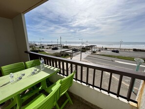 Outdoor dining - 3-room apartment, sea-facing balcony, Saint-Jean-de-Monts (Saint-Jean-de-Monts)