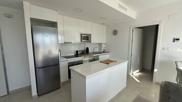 Een koelkast, een magnetron, een oven, een vaatwasser