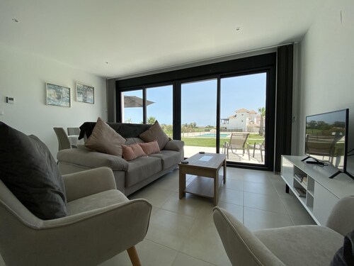 Immaculate Apartment Overlooking the Lovely Pool CEI35-5