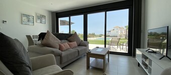 Immaculate Apartment Overlooking the Lovely Pool CEI35-5