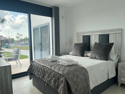 Immaculate Apartment Overlooking the Pool CEI35-5